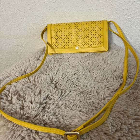 Danier Yellow Perforated Leather Crossbody Bag – New Without Tags - Picture 10 of 12
